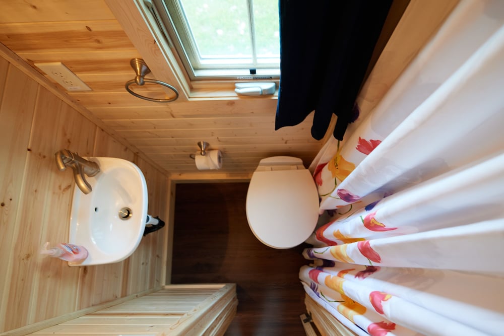 House, Multiple Beds, Kitchenette (Clara Tiny House) photo 3
