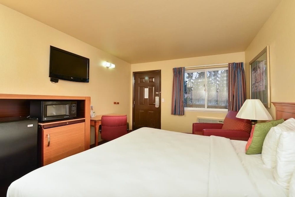Room, 1 King Bed, Non Smoking - Photo 4