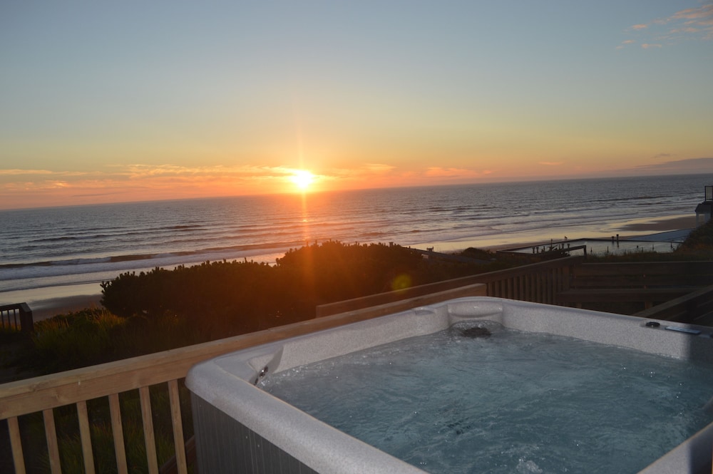 House, 2 Bedrooms, Hot Tub, Oceanfront photo 2