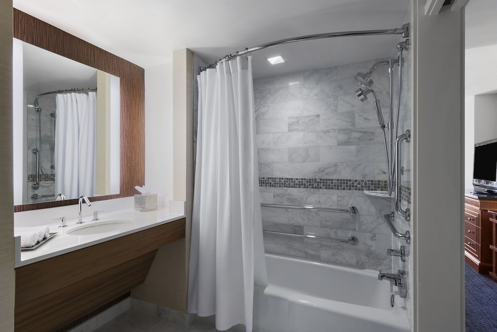 Signature Room, 1 King Bed, Accessible, Bathtub photo 3