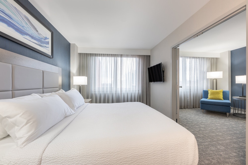 Executive Suite, 1 King Bed with Sofa bed - Photo 1
