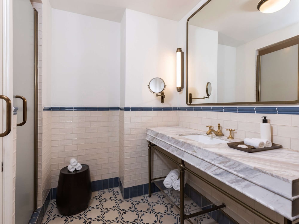 Luxury 1 Queen, Historic View