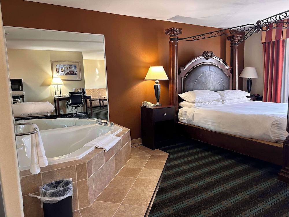 Suite, 1 King Bed, Non Smoking, Jetted Tub photo 1