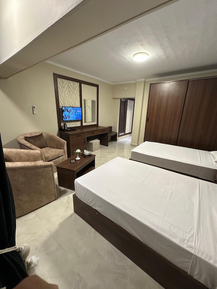Superior Twin Room thumbnail 5
