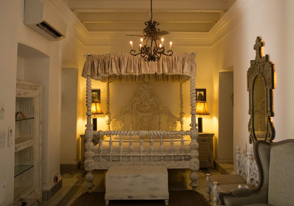 Classic Room, 1 King Bed photo 2