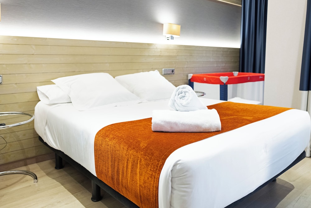 Twin Room - Photo 3