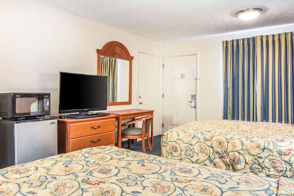 Standard Room, 2 Double Beds, Non Smoking photo 2