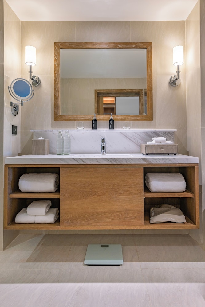 Premier Room, 1 King Bed - Photo 4