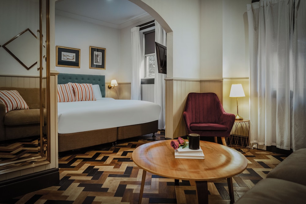 Luxury Room 1 King Bed Bathtub thumbnail 5
