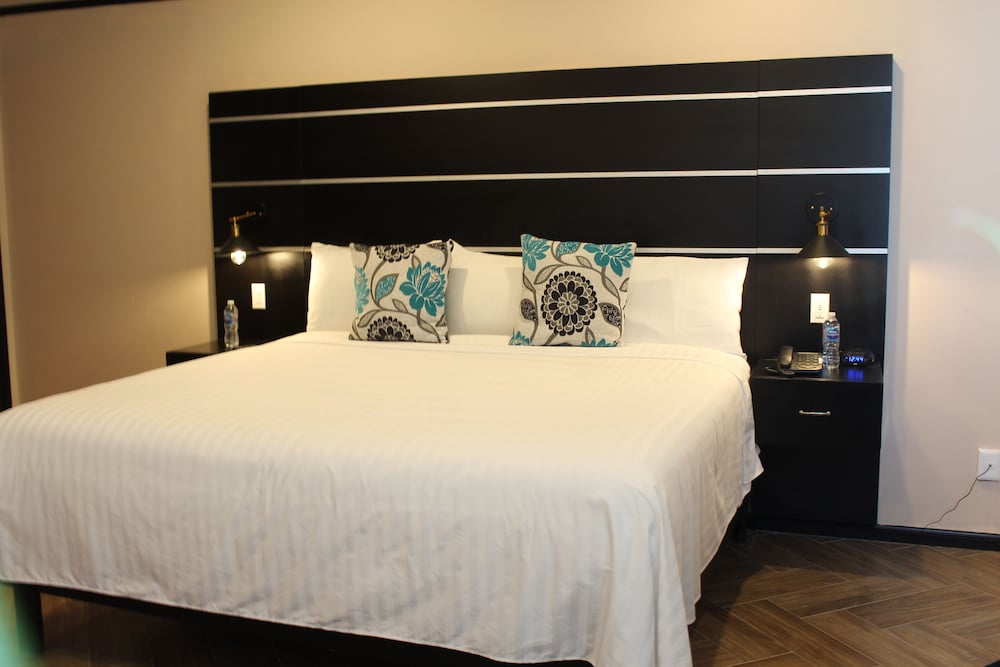 Deluxe Room, 1 King Bed, Accessible photo 1