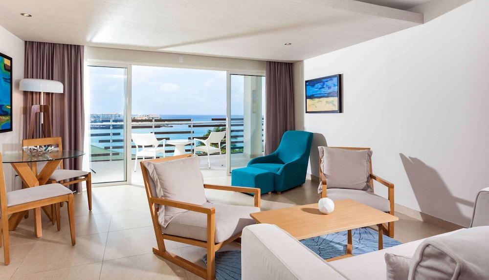 Suite, 1 King Bed, Ocean View (deluxe Junior Suite)
