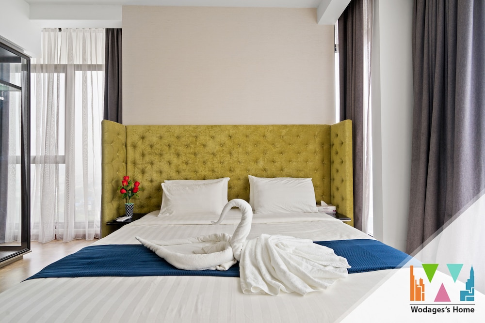 Executive Suite, 2 Bedrooms, Pool Access, City View photo 2