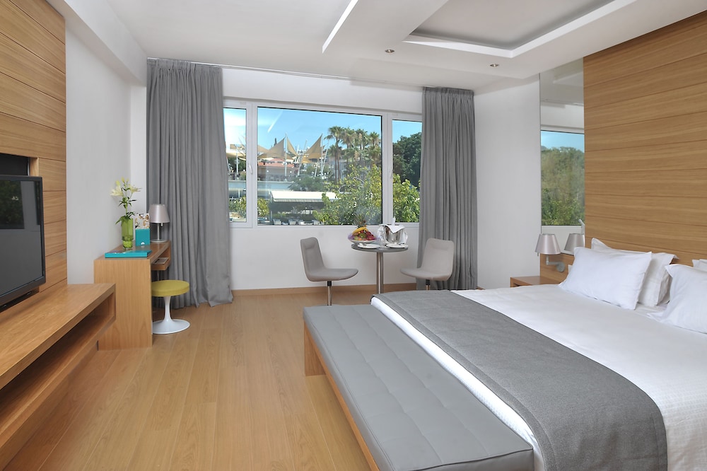 Honeymoon Suite - Photo 1
