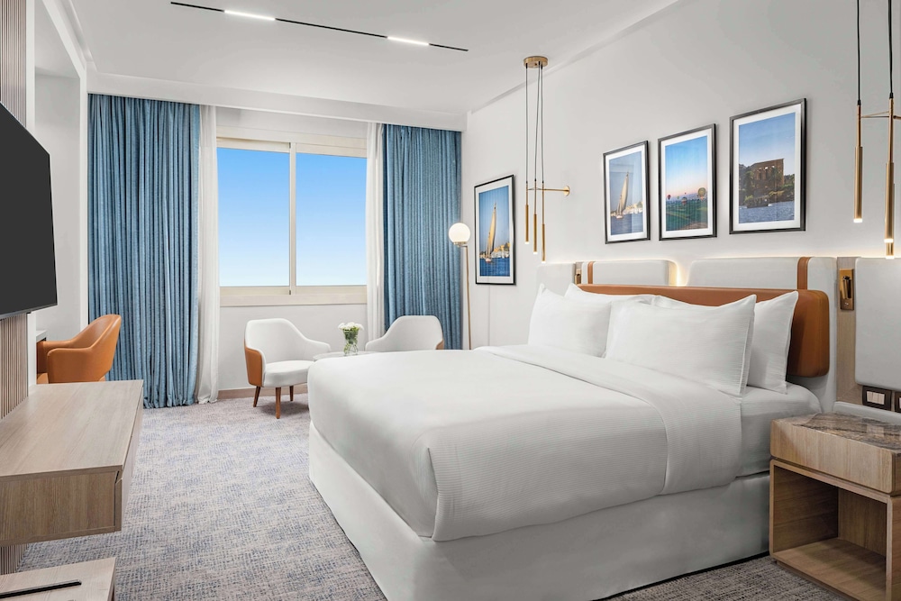 Executive Suite, Club Lounge Access