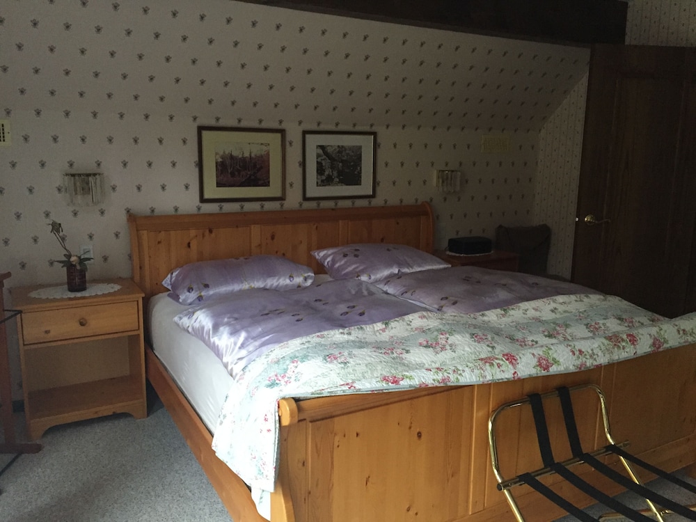 Signature Suite, 1 King Bed, Non Smoking, Garden View photo 1