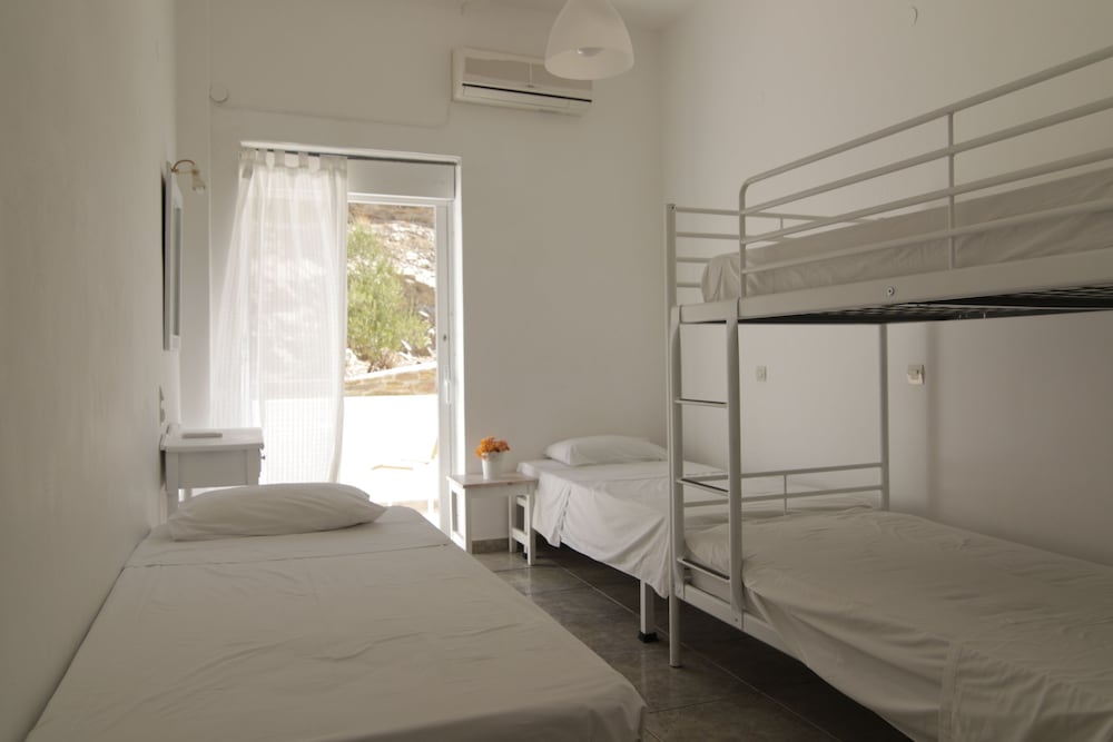 Economy Quadruple Room photo 3