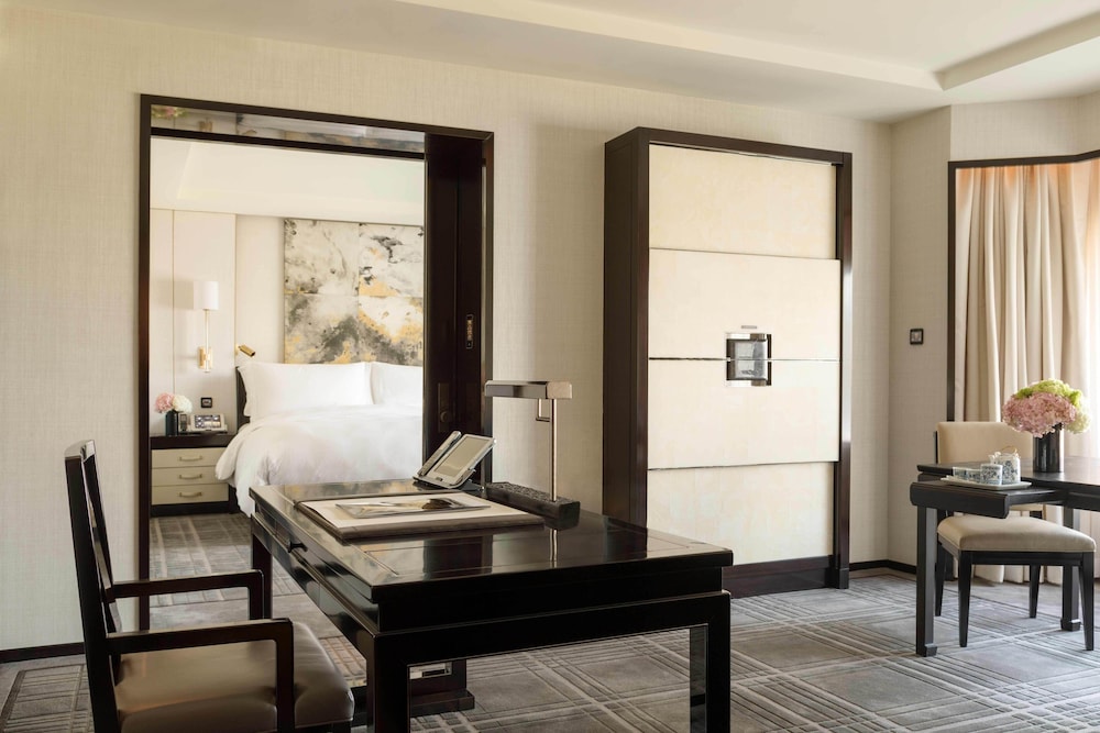Deluxe Suite, 1 King Bed - Photo 1