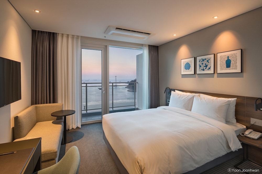 [Traveler PKG] Superior Queen Room, Ocean View Terrace + Carrier Pouch