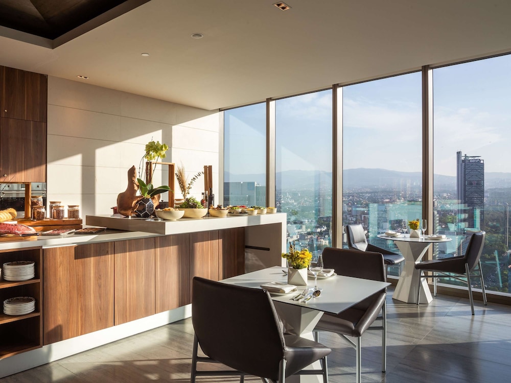 Superior Room, Business Lounge Access (Skyline View) - Photo 10