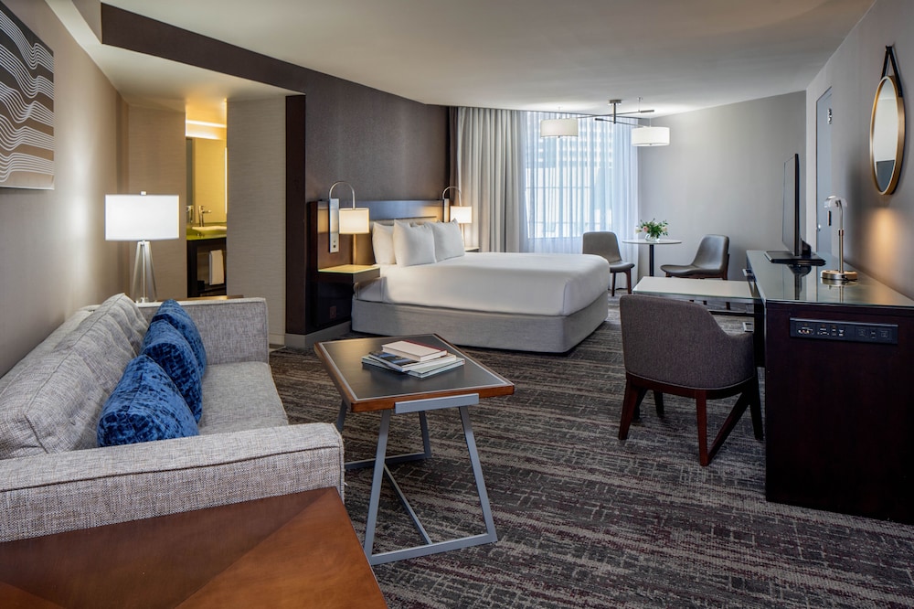 Executive Room, 1 King Bed, Corner - Photo 1