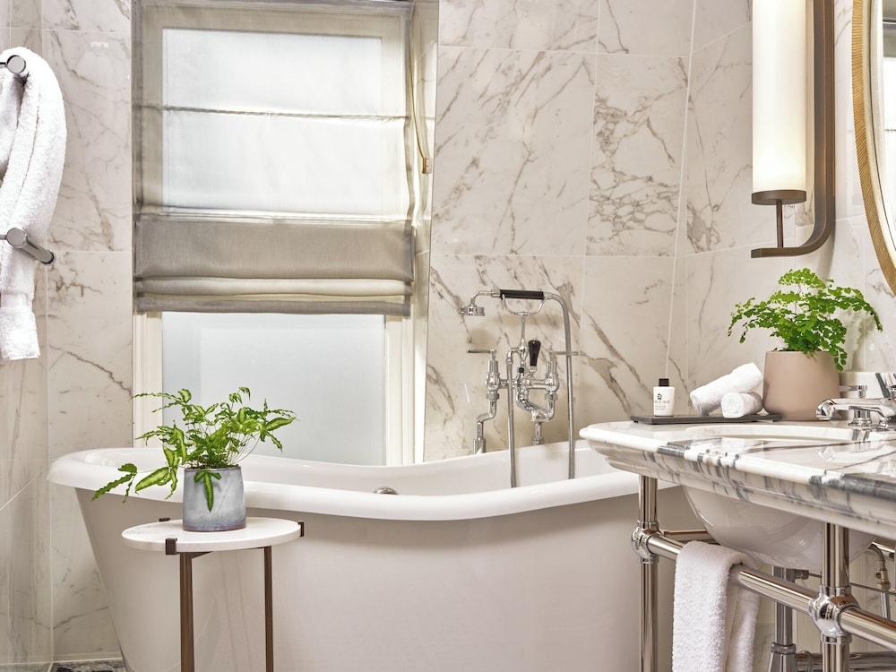 Suite (Fifth Floor) photo 3