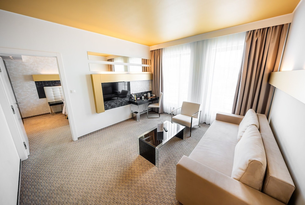 Deluxe Suite - Photo 1