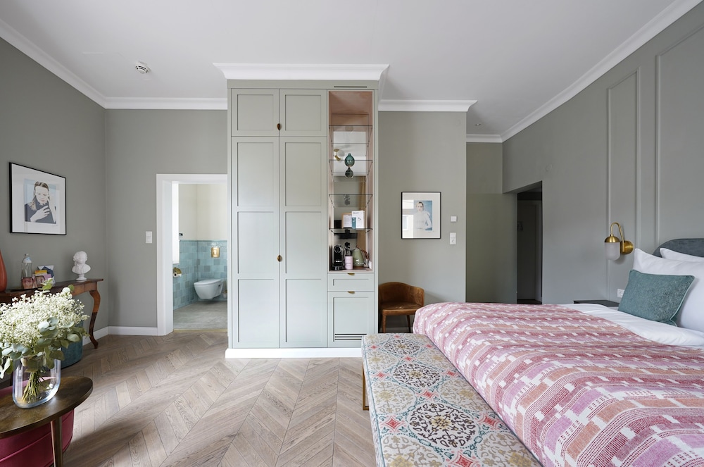 Large Room with Balcony photo 1