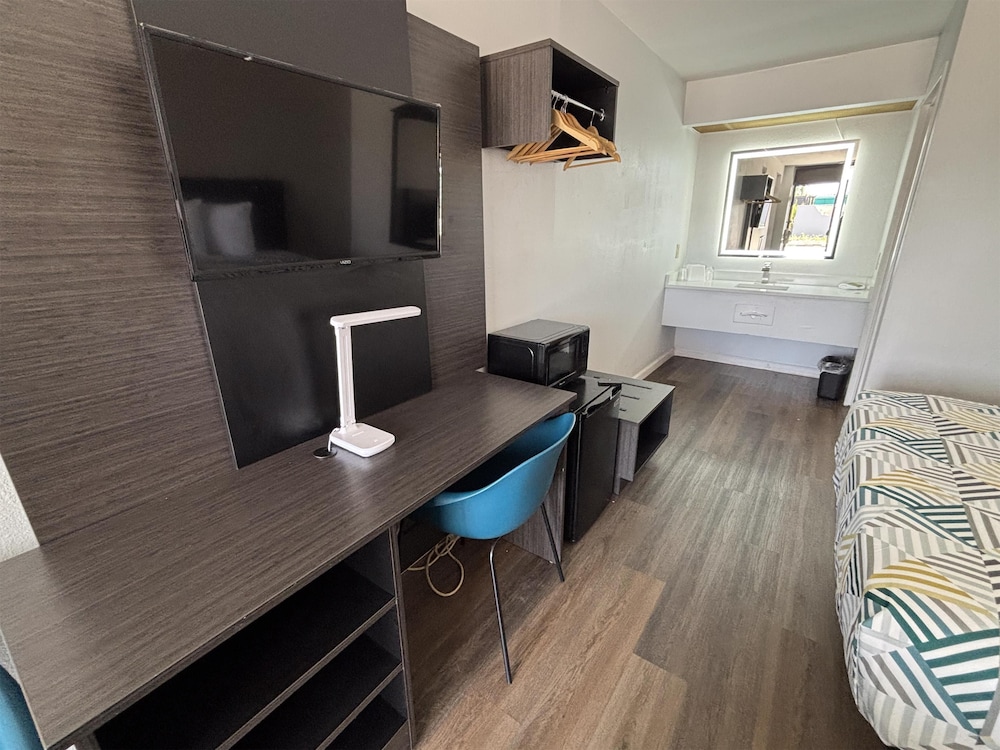 Deluxe Room, 1 Queen Bed, Non Smoking, Refrigerator & Microwave photo 2