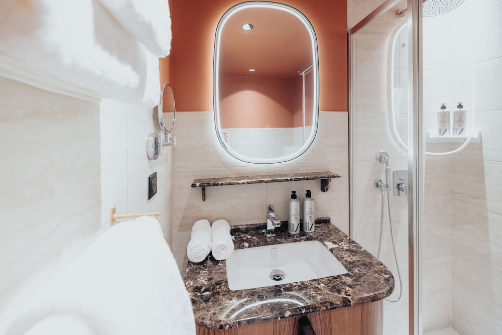 Suite, Ensuite photo 2