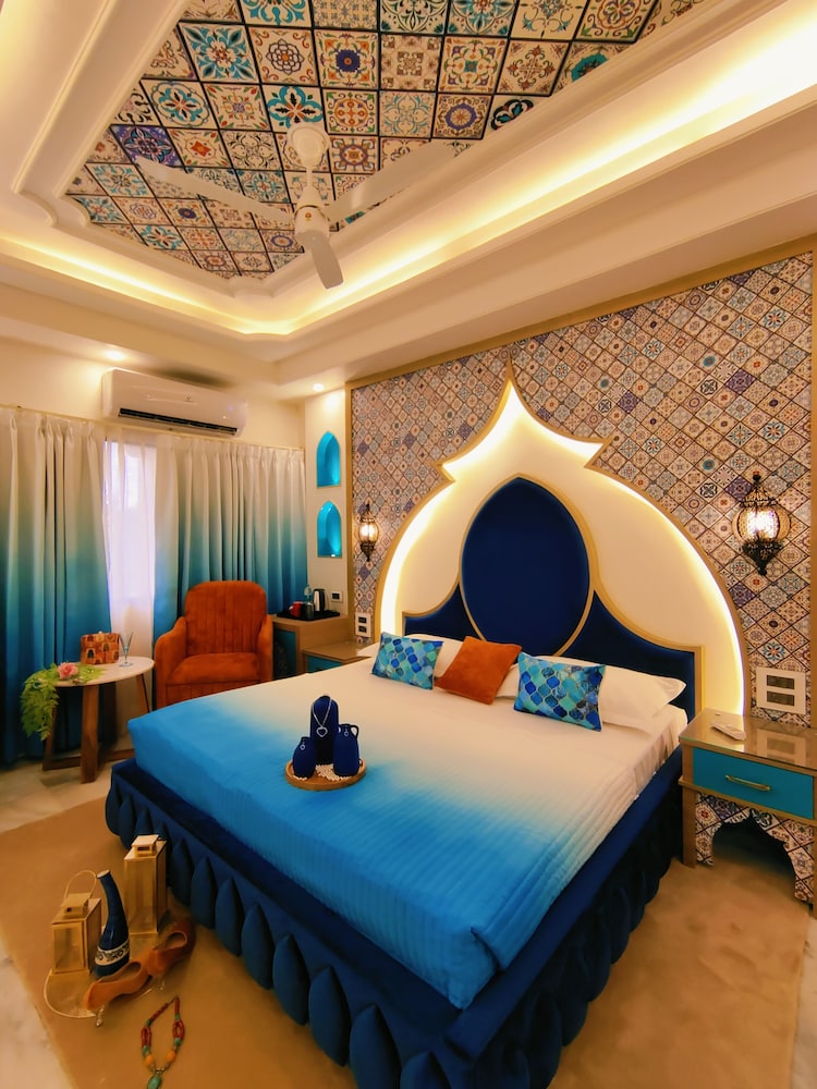 Luxurious moroccan Theme room with panoramic city view and Designer Bed