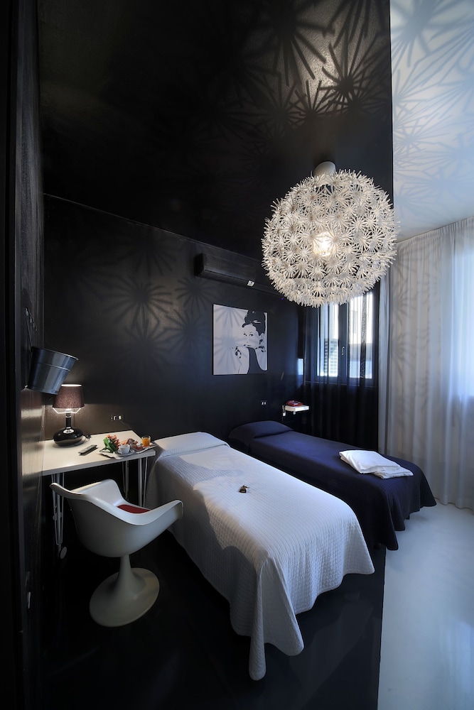 Standard Room, 2 Twin Beds - Photo 3
