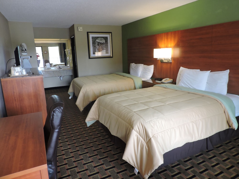 Standard Room, 2 Queen Beds, Smoking, Refrigerator & Microwave - Photo 4