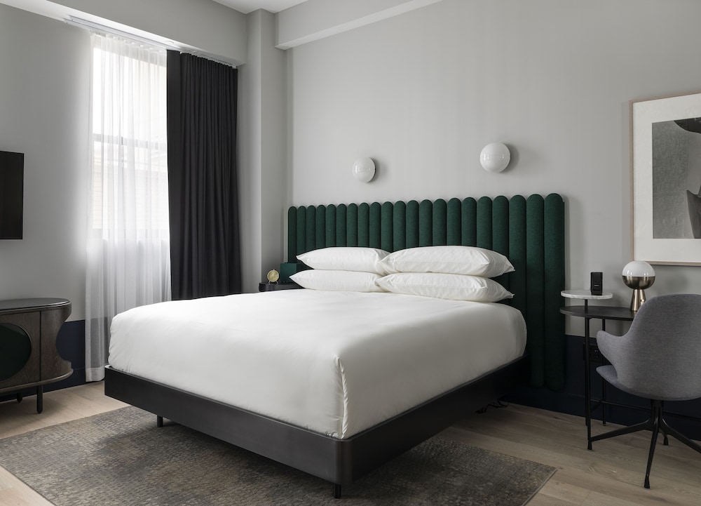 Suite, 1 King Bed (Woodlark Suite)