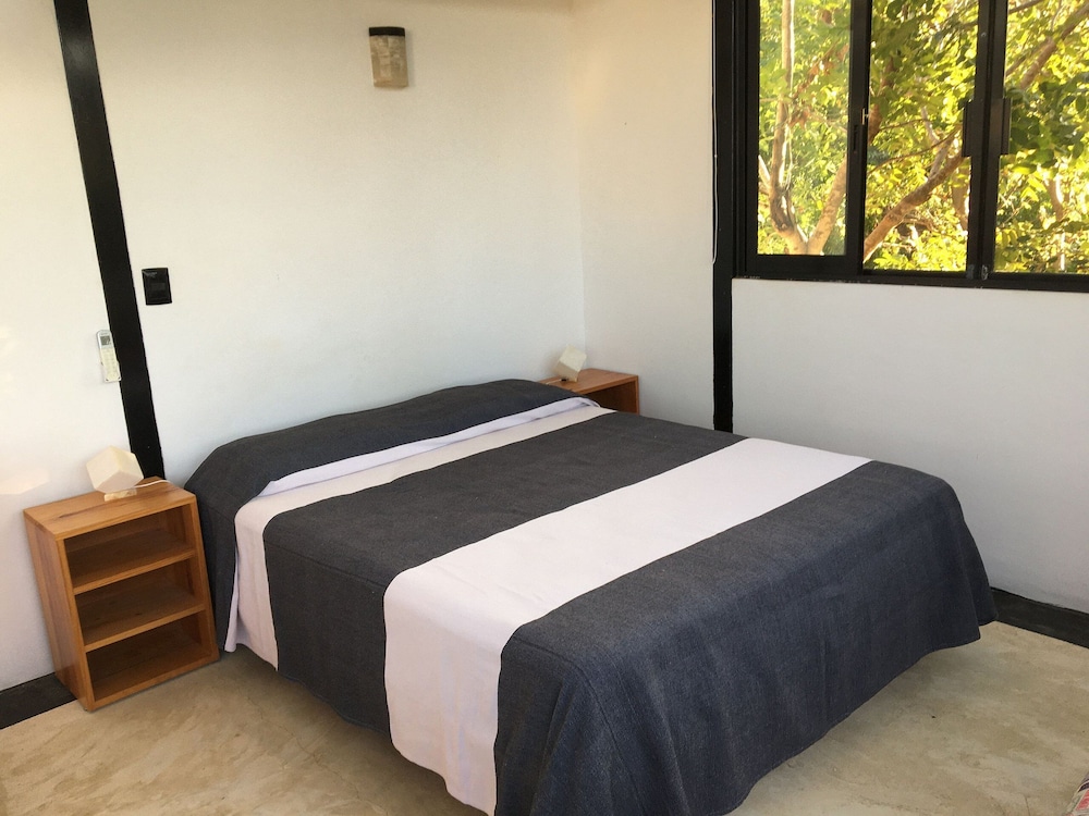 Comfort Bungalow, 1 Queen Bed, Garden View photo 3