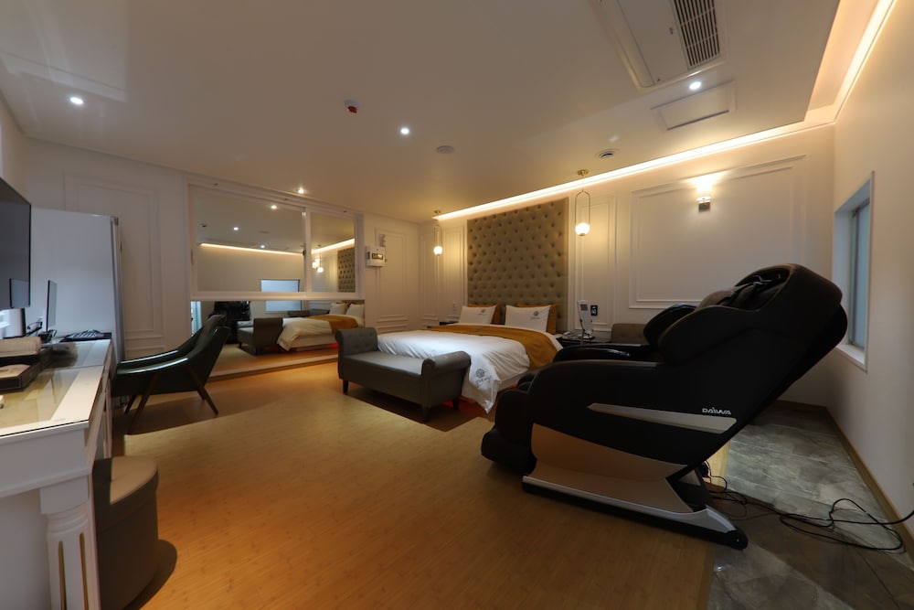 Room, Jetted Tub (Special) - Photo 10
