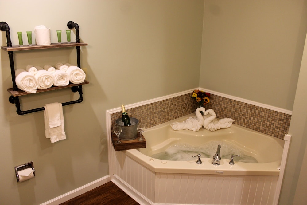 Honeymoon Suite, 1 King Bed with Sofa bed, Accessible, Jetted Tub photo 2