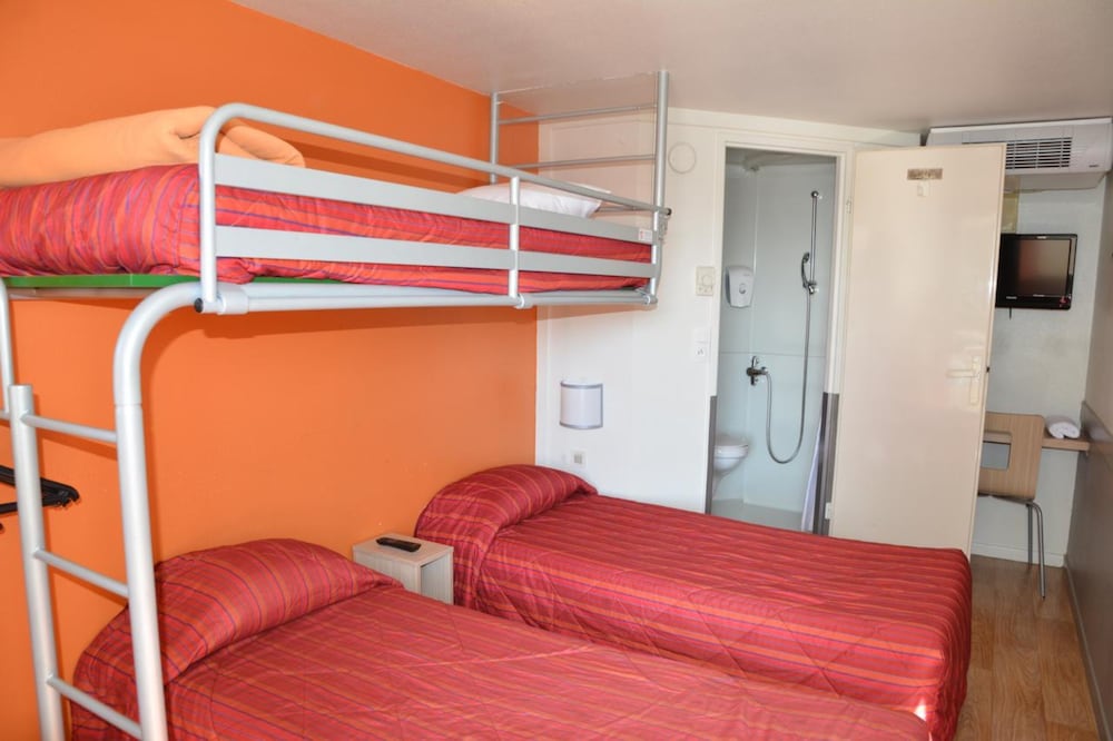 Standard Room, 3 Twin Beds photo 3