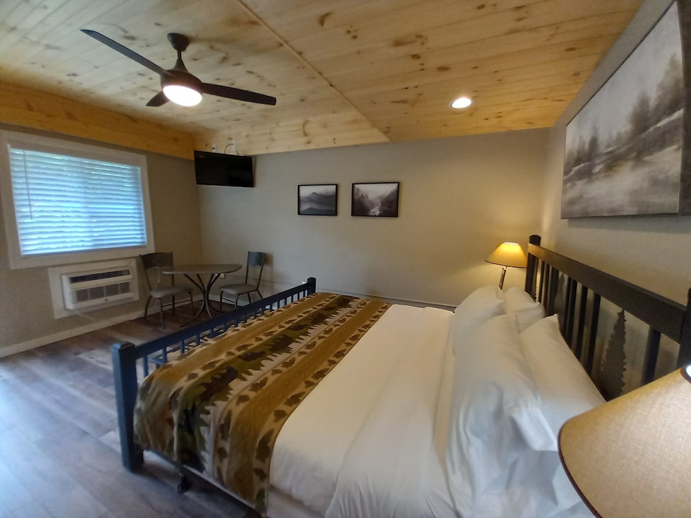 Deluxe Room, 1 King Bed (Room 16) photo 2
