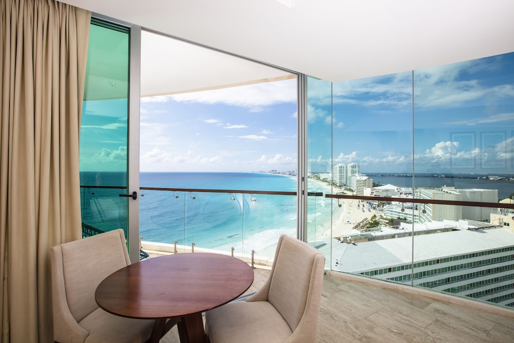 Altitude Corner Suite Ocean Front - Photo 6