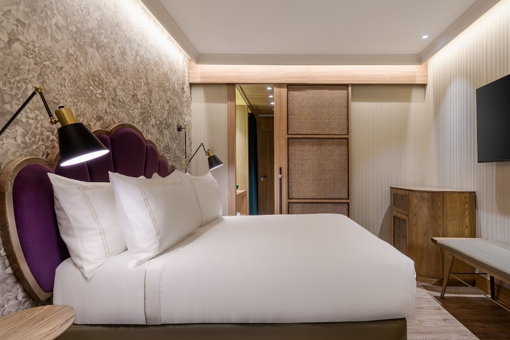 Deluxe Room, 1 King Bed (Terrace) thumbnail 6