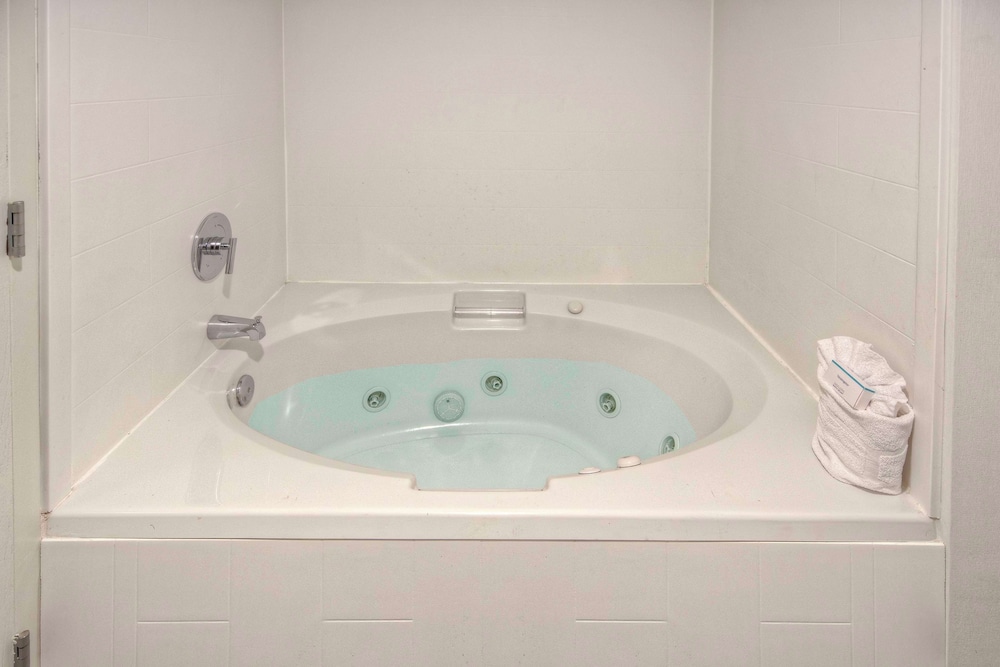 Studio, 1 King Bed, Jetted Tub
