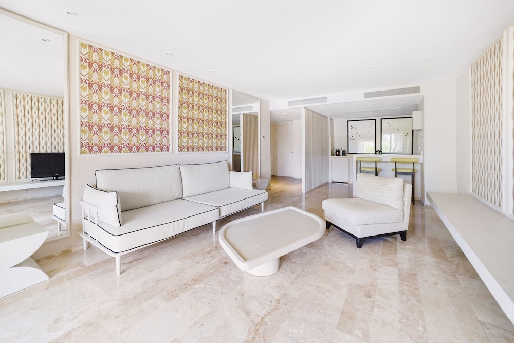 Premium Suite  With Whirlpool Bath