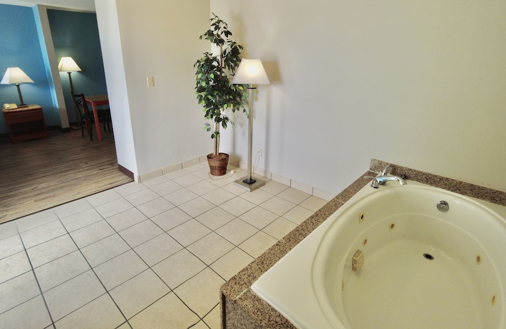 Suite, 1 King Bed, Non Smoking, Jetted Tub - Photo 20