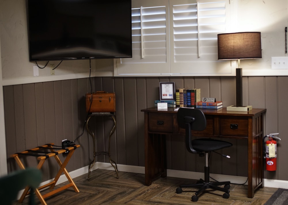Executive Studio Suite, 1 Bedroom, Kitchenette, Courtyard View