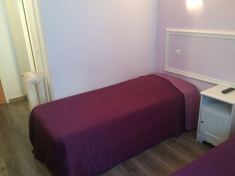 Single Room, Shared Bathroom photo 3