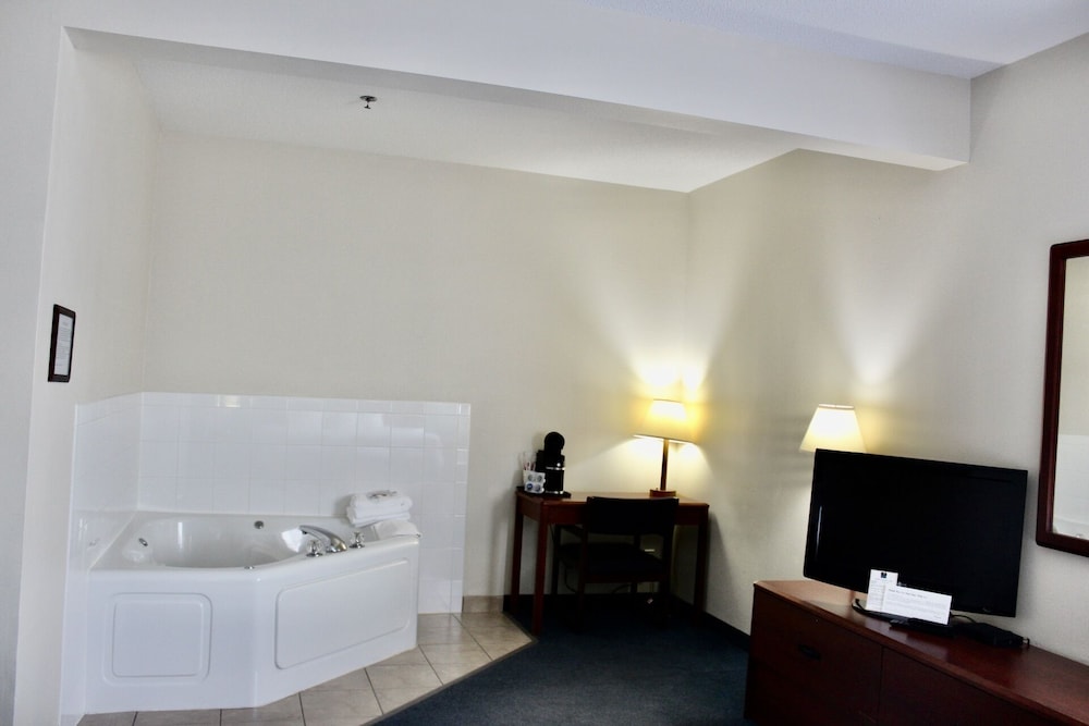 Deluxe Room, 1 King Bed with Sofa bed, Non Smoking, Hot Tub photo 1