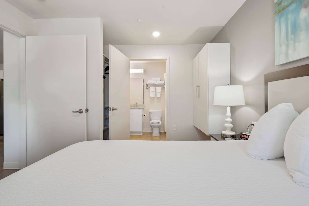 Suite, 3 Bedrooms, Accessible (Hearing) - Photo 3