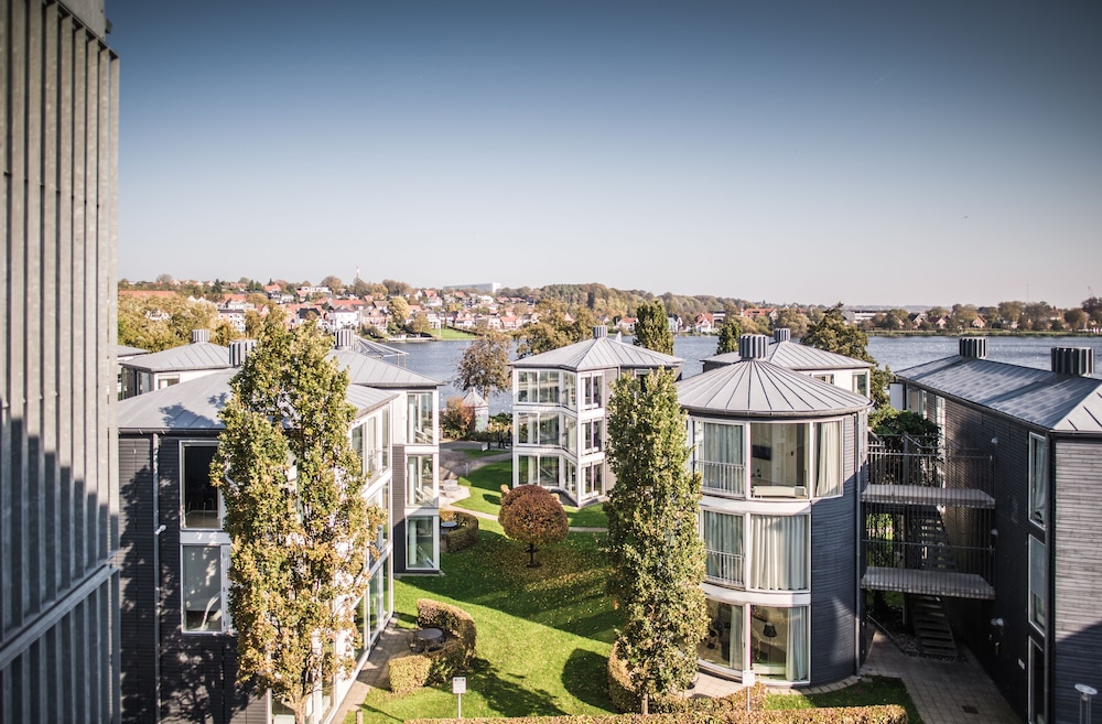 Penthouse, 3 Bedrooms, Balcony, Partial Lake View thumbnail 5
