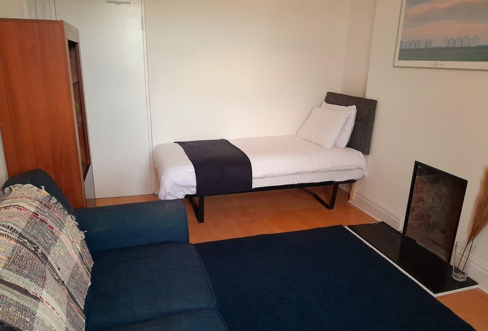Basic Studio, Ensuite photo 3