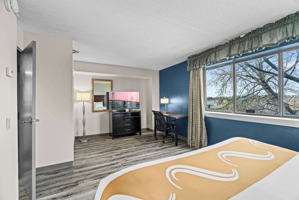 Suite, 1 King Bed With Sofa Bed, Non Smoking photo 3